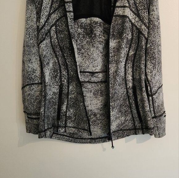 Lululemon Define Jacket: Luminesce Splatter (White/Black) Size 10 - Picture 13 of 14